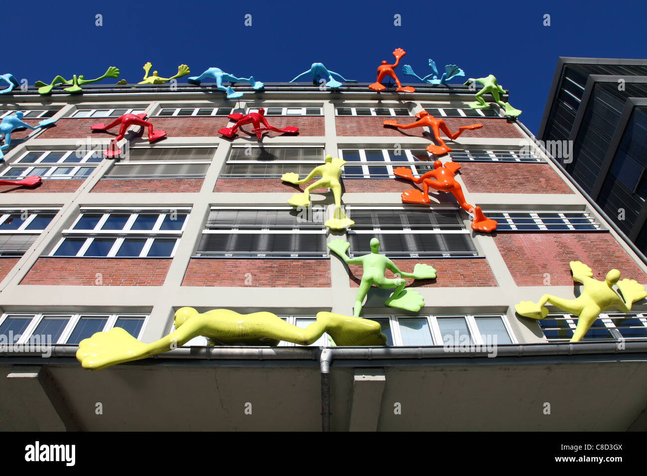 "Flossis", Skulpturen von deutschen artiest Rosalie. Große farbige Abbildungen, Klettern an der Fassade eines Gebäudes in Düsseldorf, Deutschland Stockfoto