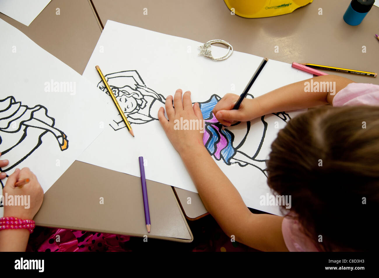 Kinder, die Zeichnung im Kunstunterricht an einer Grundschule Wales UK Stockfoto