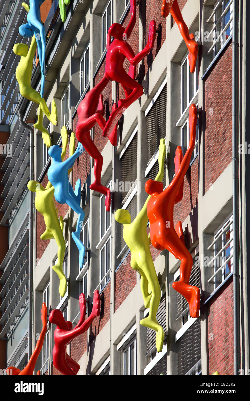 "Flossis", Skulpturen von deutschen artiest Rosalie. Große farbige Abbildungen, Klettern an der Fassade eines Gebäudes in Düsseldorf, Deutschland Stockfoto