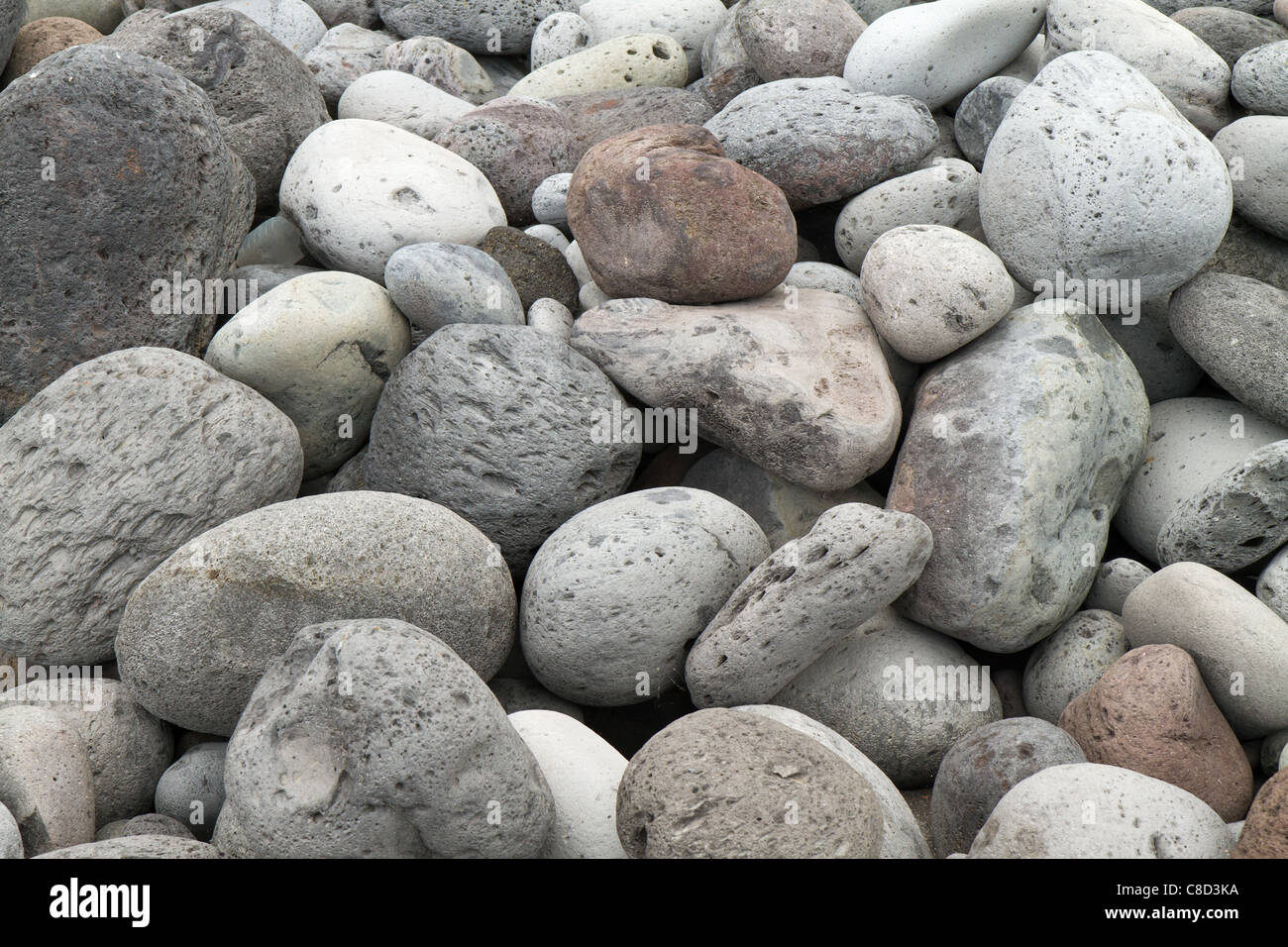 Abgerundete Steinhaufen am Strand von Mosteiros, Azoren. Stockfoto