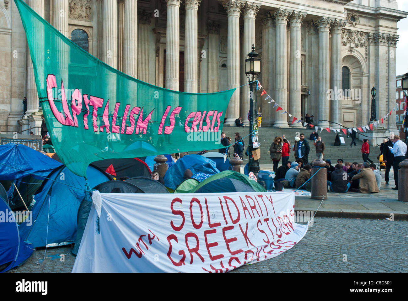 St paulsst Pauls, London besetzen, in Front sind Kapitalismus Banner' ist Krise' und 'Solidarität mit griechischen Studenten/Mitarbeiter". Stockfoto