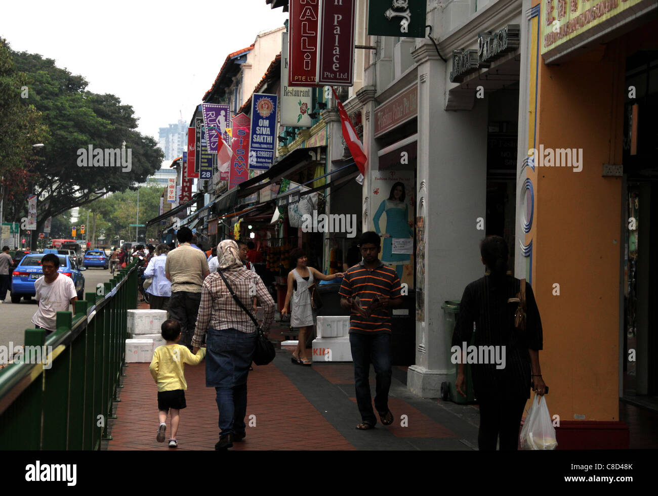 Menschen beim Einkaufen auf den Märkten entlang Buffalo Road, Little India, Singapur Stockfoto