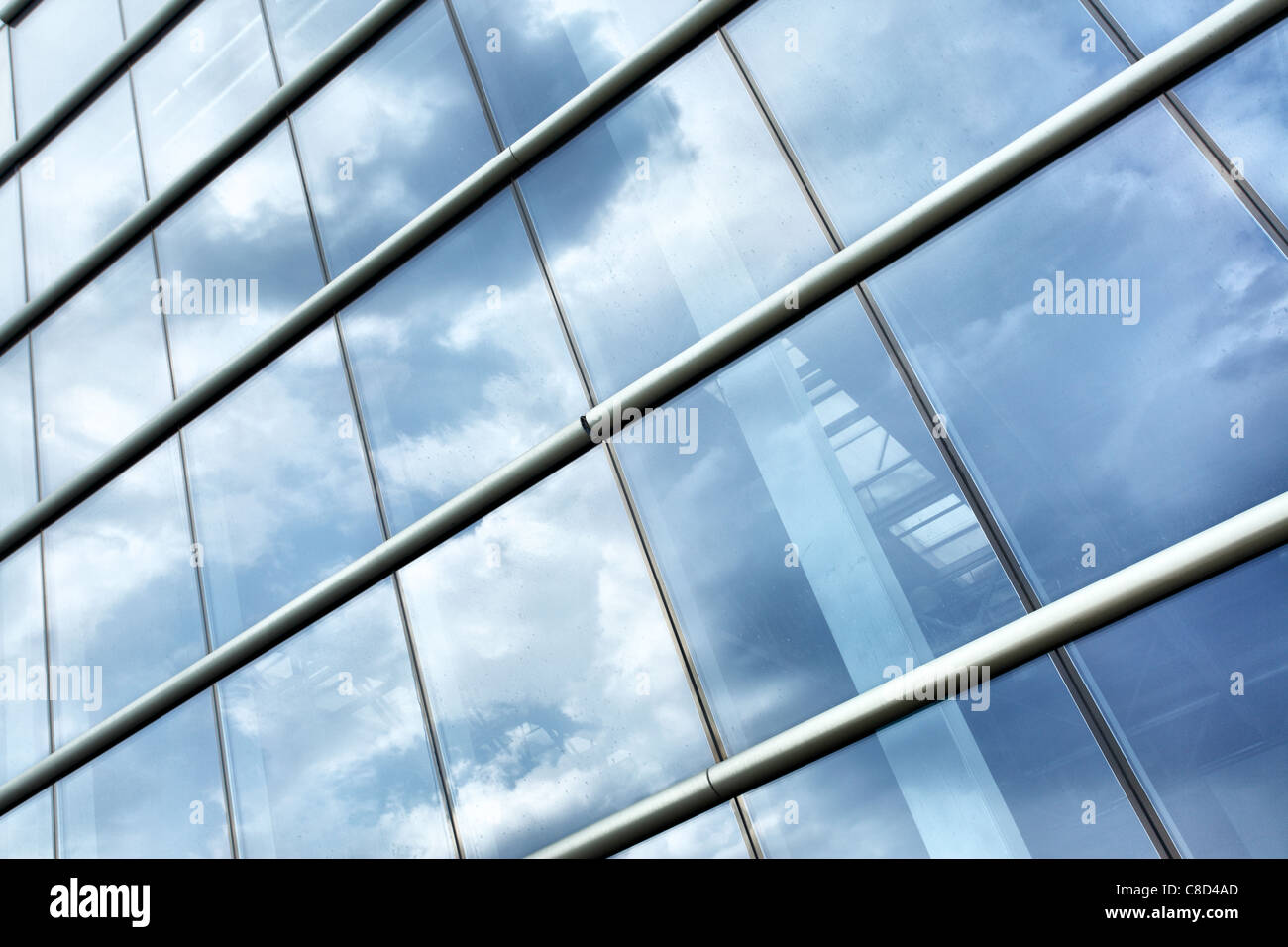 Glas Wand moderne industrielle Gebäude und Himmel Reflexion Stockfoto