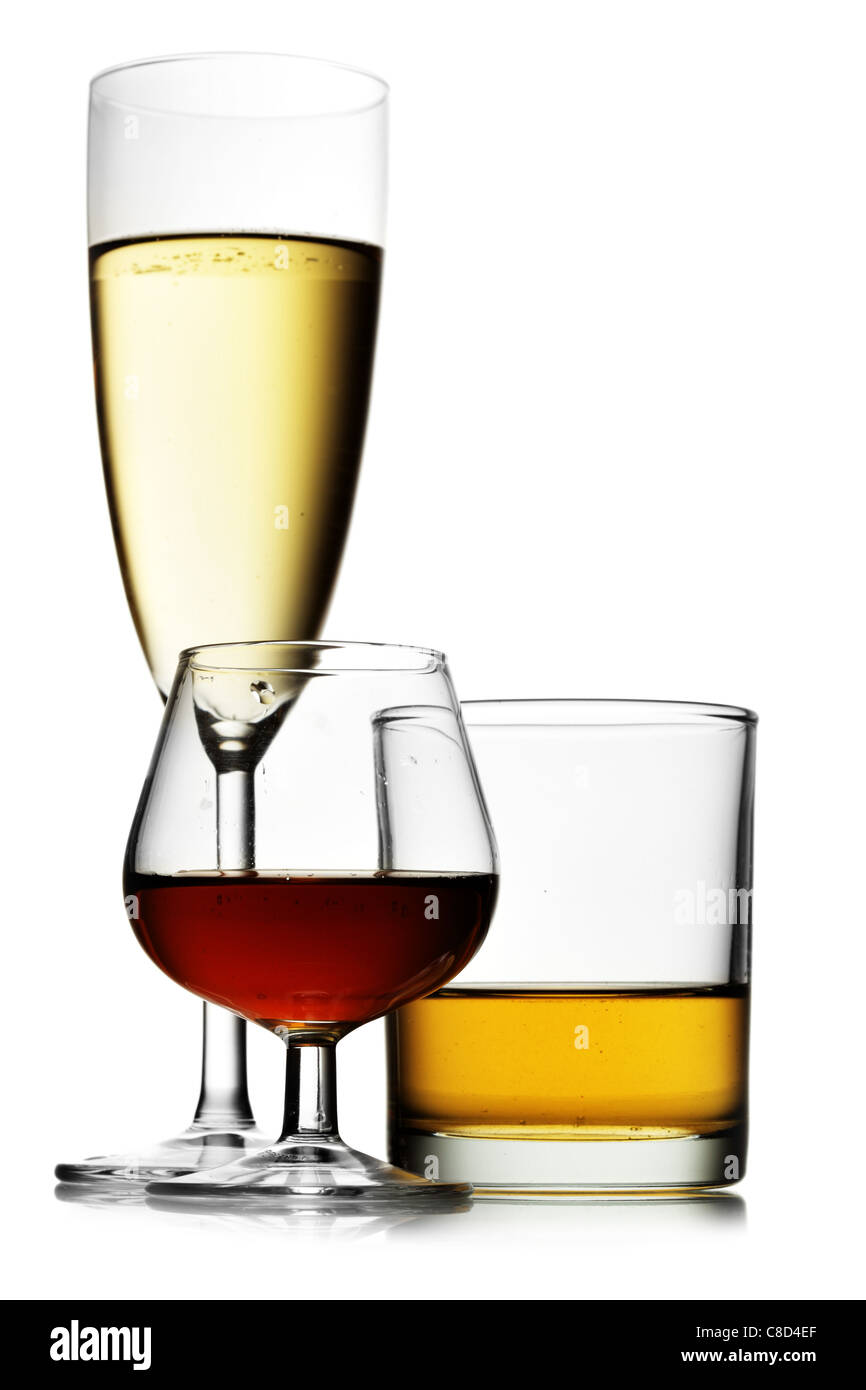 Alkoholische Getränke, die isoliert auf weißem Hintergrund Stockfoto