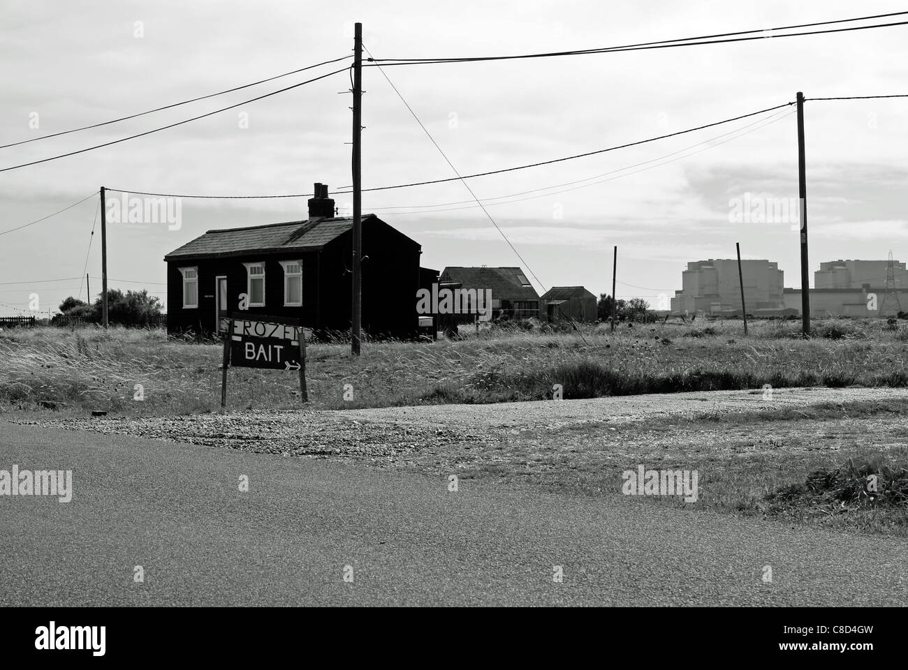 Eine stimmungsvolle Schwarz-Weiß-Aufnahme, typisch für die Gegend Rund um Dungeness und New Romney wo eine alte Art Leben trifft Moderne Stockfoto