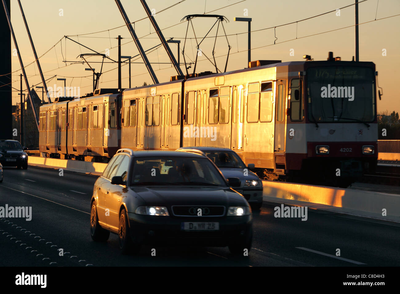 Straßenbahn, öffentlichen Nahverkehr, auf einer Brücke über den Rhein, Düsseldorf, Deutschland. Stockfoto