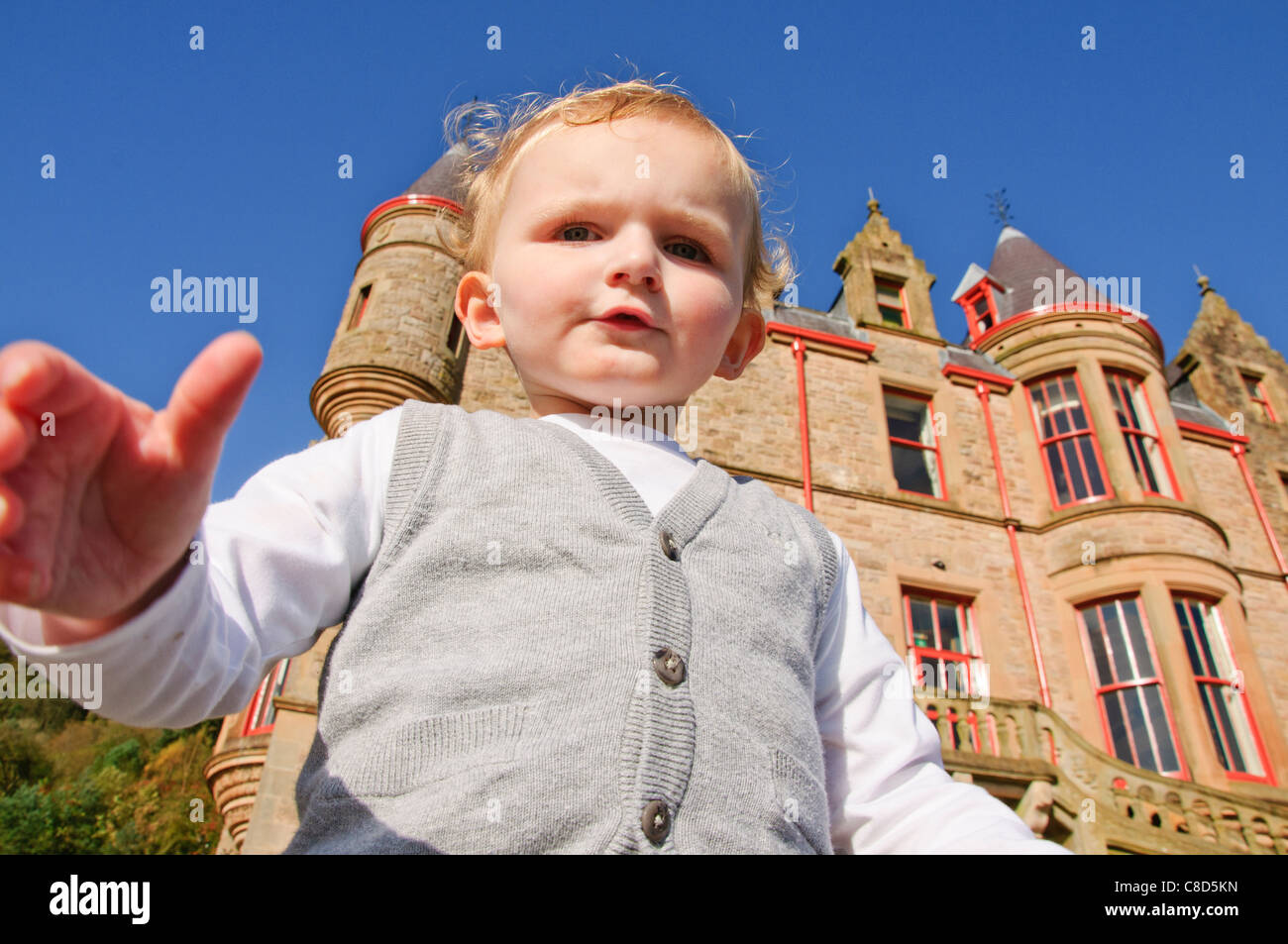 ein junges Kind posiert für Porträt um Nordirland Belfast castle Stockfoto