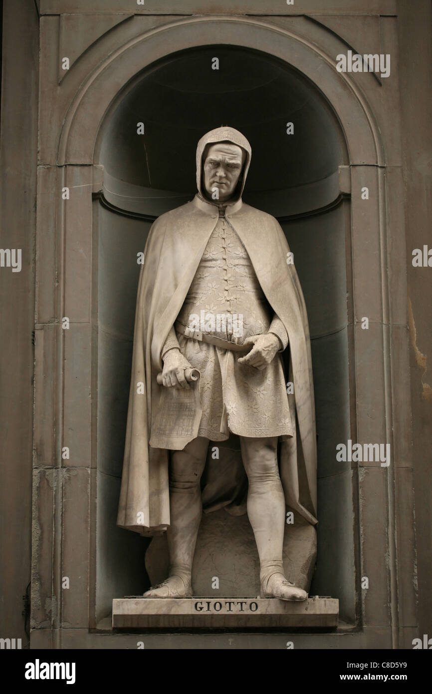 Statue des Renaissance-Malers Giotto an der Hauptfassade der Uffizien in Florenz, Italien. Stockfoto