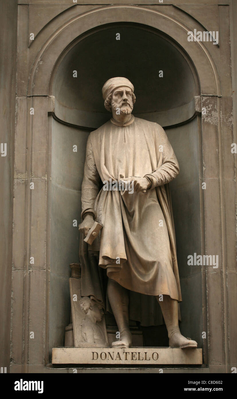 Statue des Renaissance-Bildhauers Donatello an der Hauptfassade der Uffizien in Florenz, Italien. Stockfoto