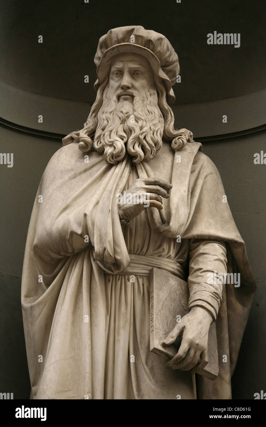 Statue von Leonardo da Vinci an der Hauptfassade der Uffizien in Florenz, Italien. Stockfoto