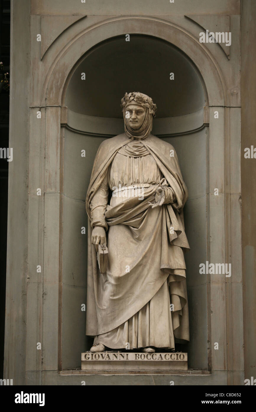 Statue des Renaissance-Dichters Giovanni Boccaccio an der Hauptfassade der Uffizien in Florenz, Italien. Stockfoto