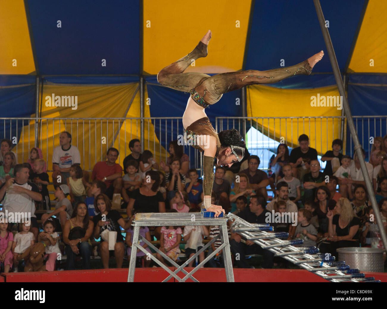 Acrobat durchführen in einem Zirkuszelt Stockfoto