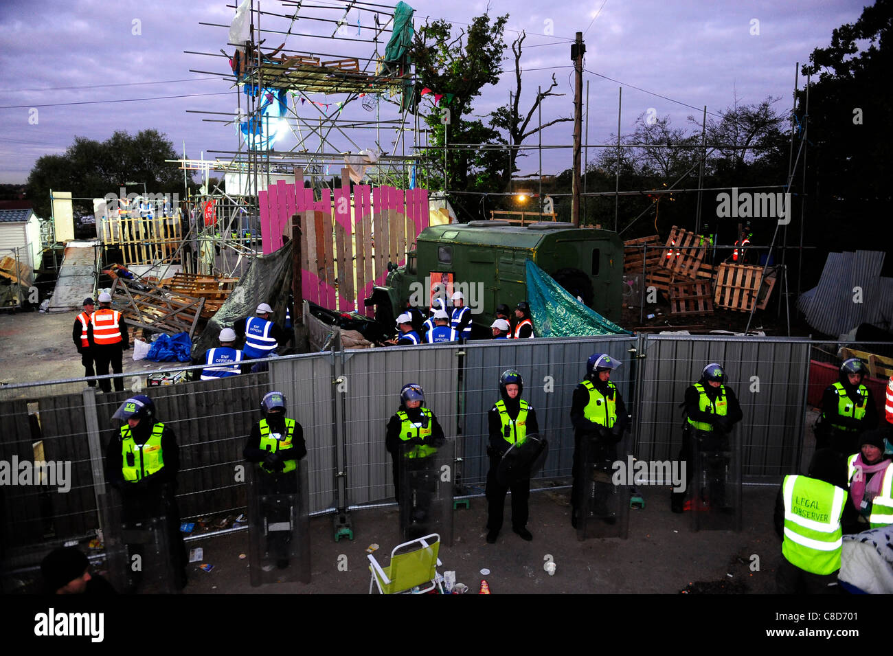 Dawn steigt bei Dale Farm. Polizei beginnen befreien, Demonstranten, die sich auf das Gerüst am Haupteingang fixiert haben. Dale Farm, Riesenkrabben Hill, in der Nähe von Basildon, Essex, England, 20. Oktober 2011 Stockfoto