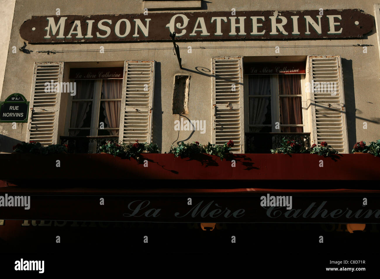 Berühmtes Bistro Maison Catherine auf dem Montmartre-Hügel in Paris, Frankreich. Das Wort ‘Bistro’ hat seinen Ursprung in diesem Bistro. Nach der Legende Russisch Stockfoto Berühmtes Bistro Maison Catherine auf dem Montmartre-Hügel in Paris, Frankreich. Das Wort ‘Bistro’ hat seinen Ursprung in diesem Bistro. Nach der Legende Russisch Stockfoto