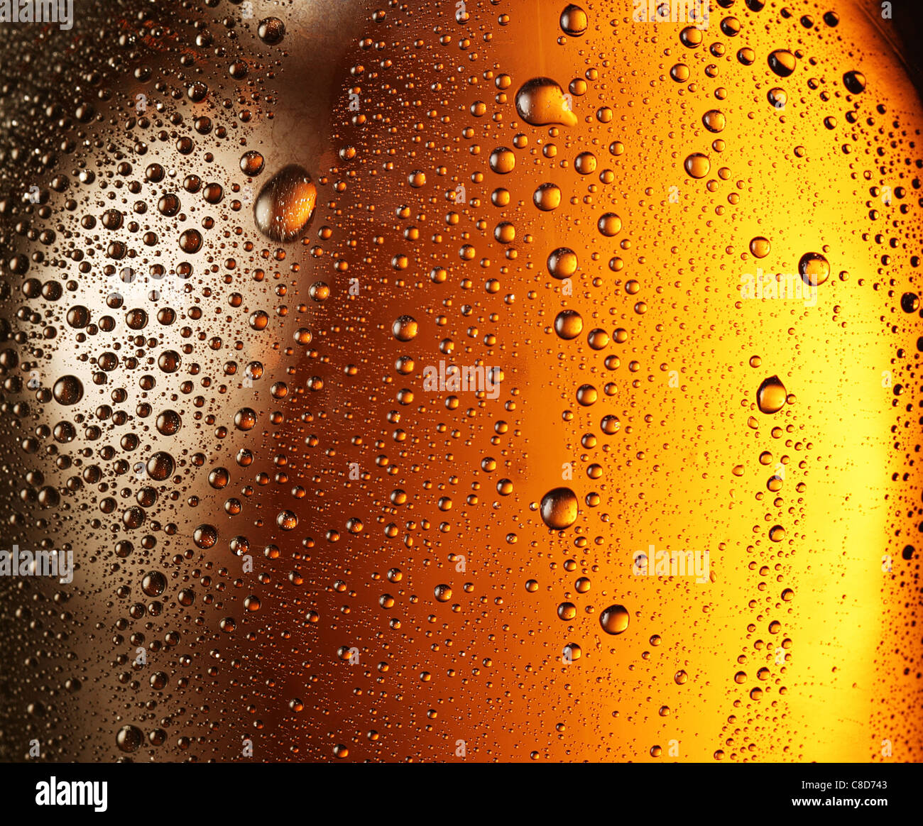 Textur des Wasser tropft auf die Flasche Bier. Stockfoto