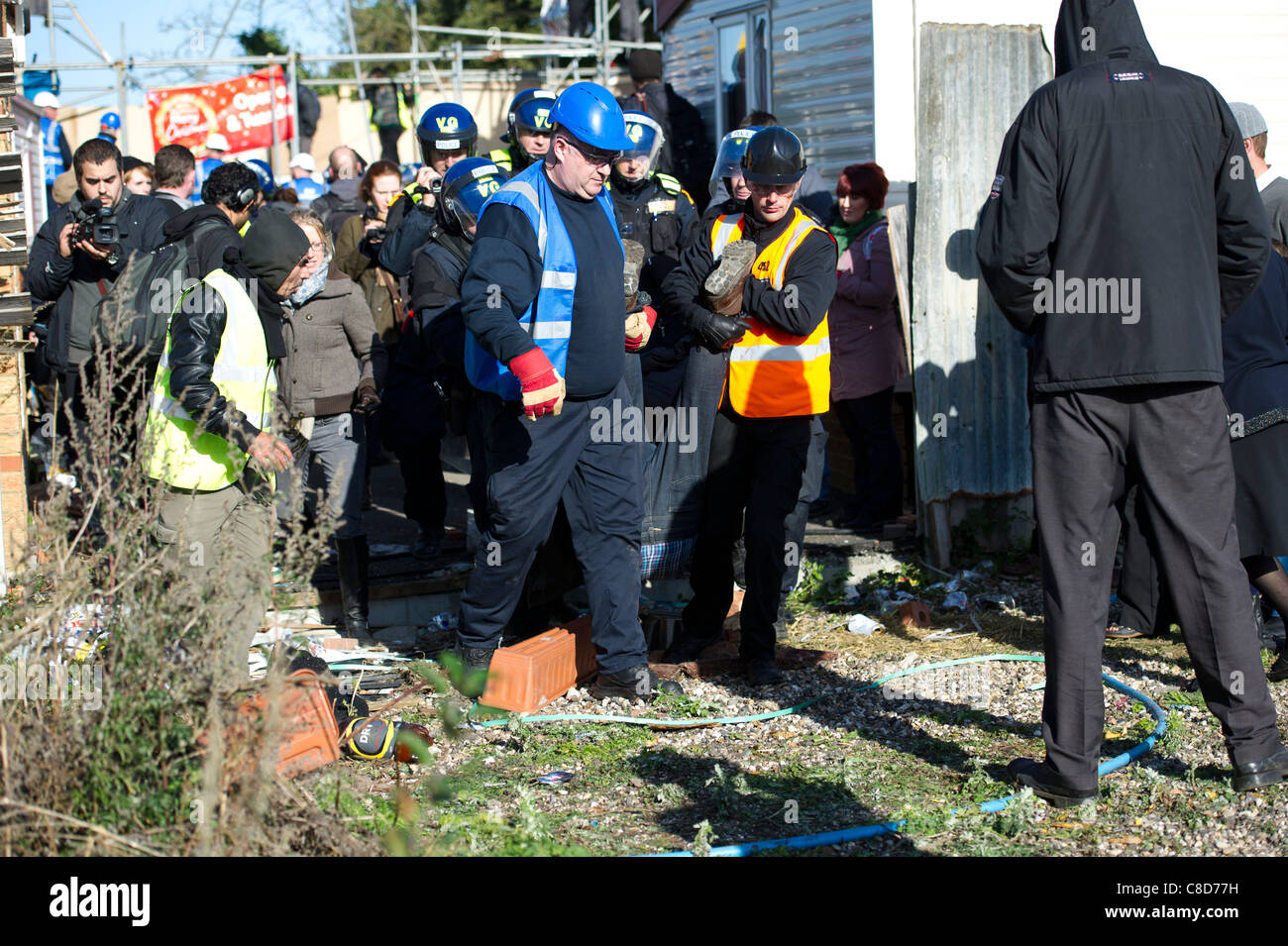 Dale Farm Räumung. Polizei und Gerichtsvollzieher führen ein Demonstrant, der festgenommen wurde. Stockfoto