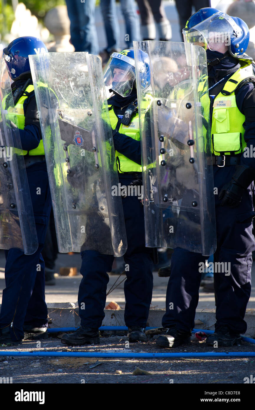 Dale Farm Räumung. Eine Linie von Riot Polizei Offiziere bilden eine schützende Cordon während Gerichtsvollzieher die Räumung Prozess beginnen. Stockfoto