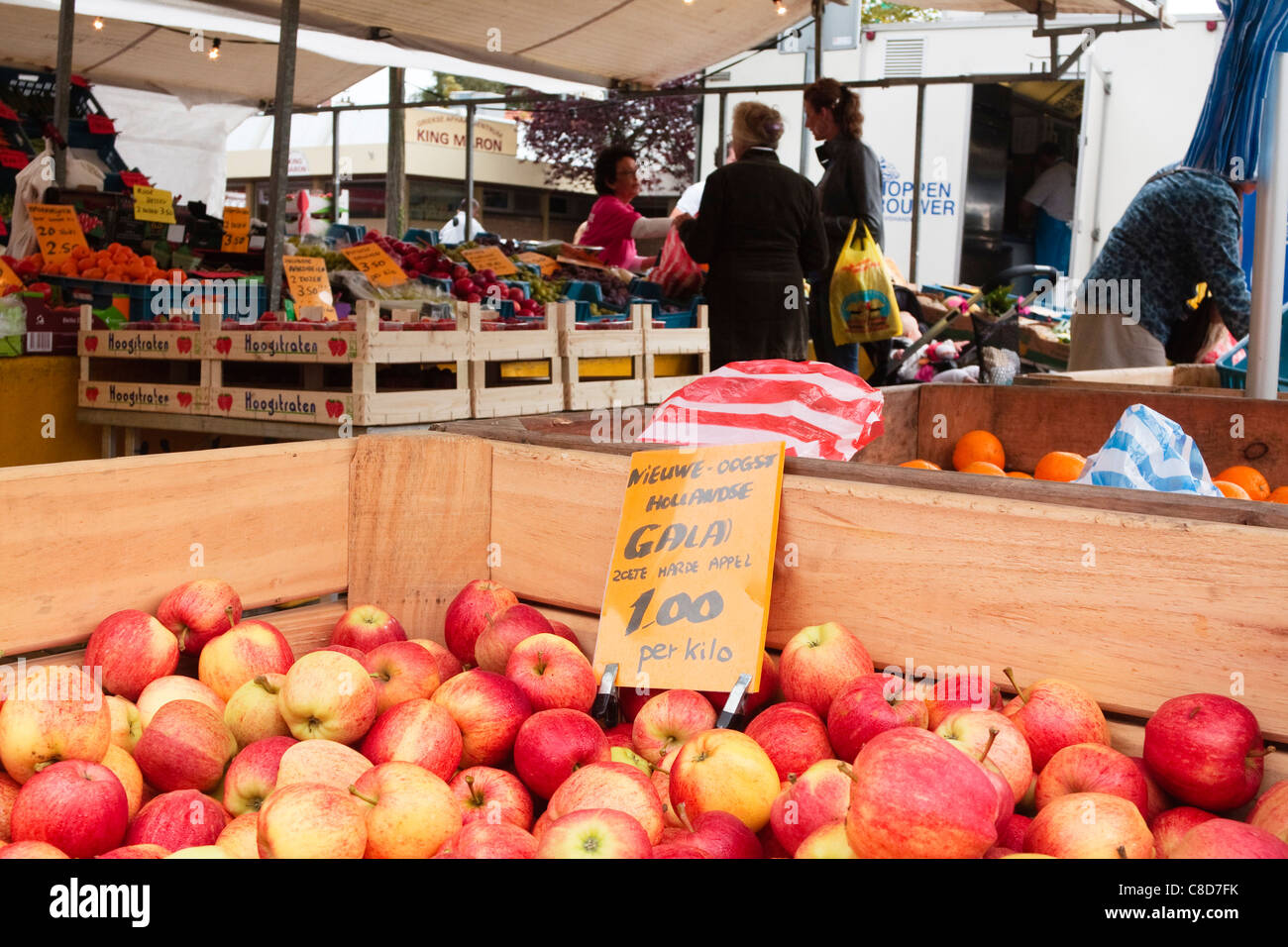 Gala Äpfel zum Verkauf an einen Obst und Gemüse Stand auf einem Markt in Sliedrecht, Niederlande, 2011 Stockfoto
