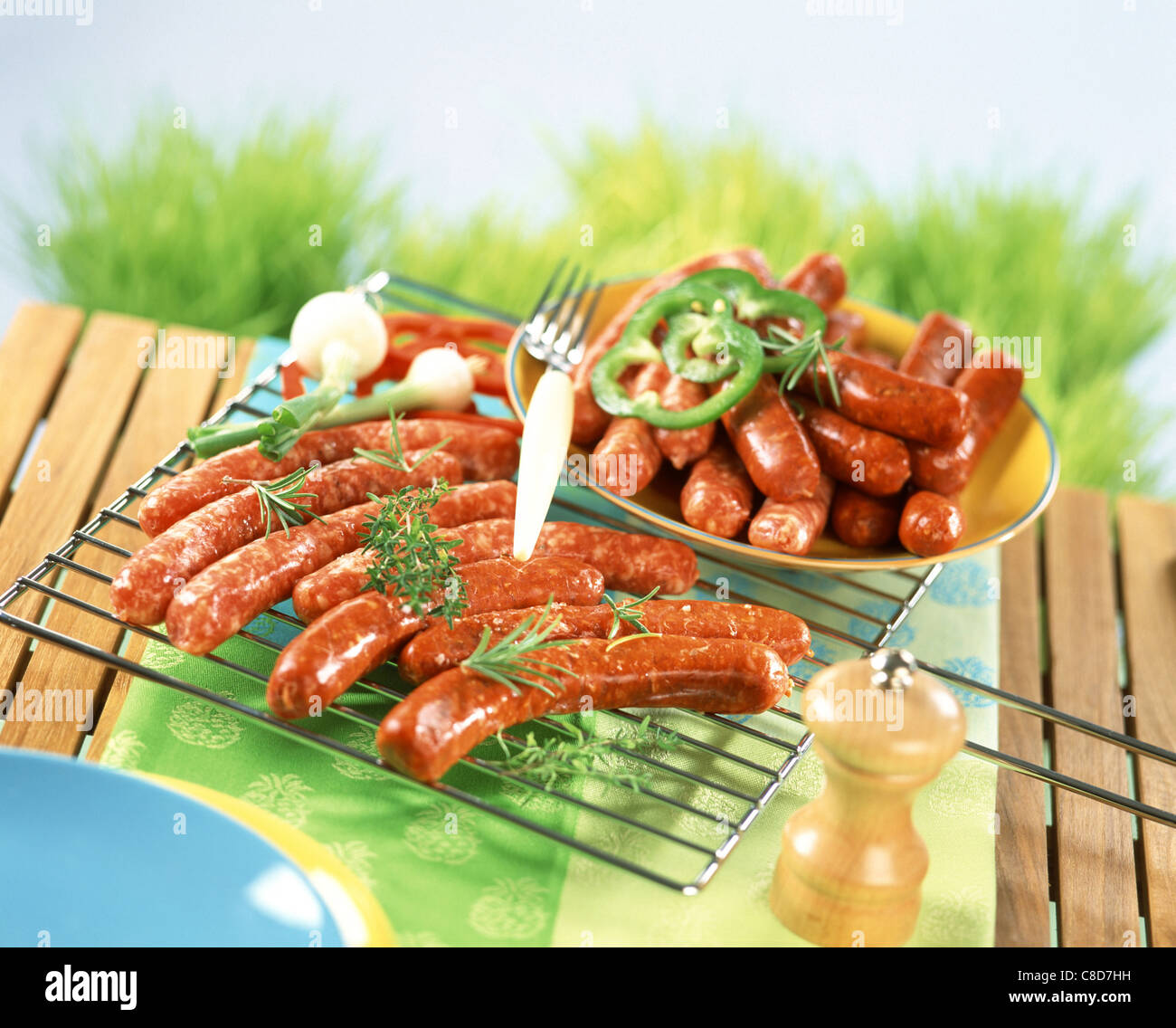 Pikante Merguez Würstchen auf rack Stockfoto