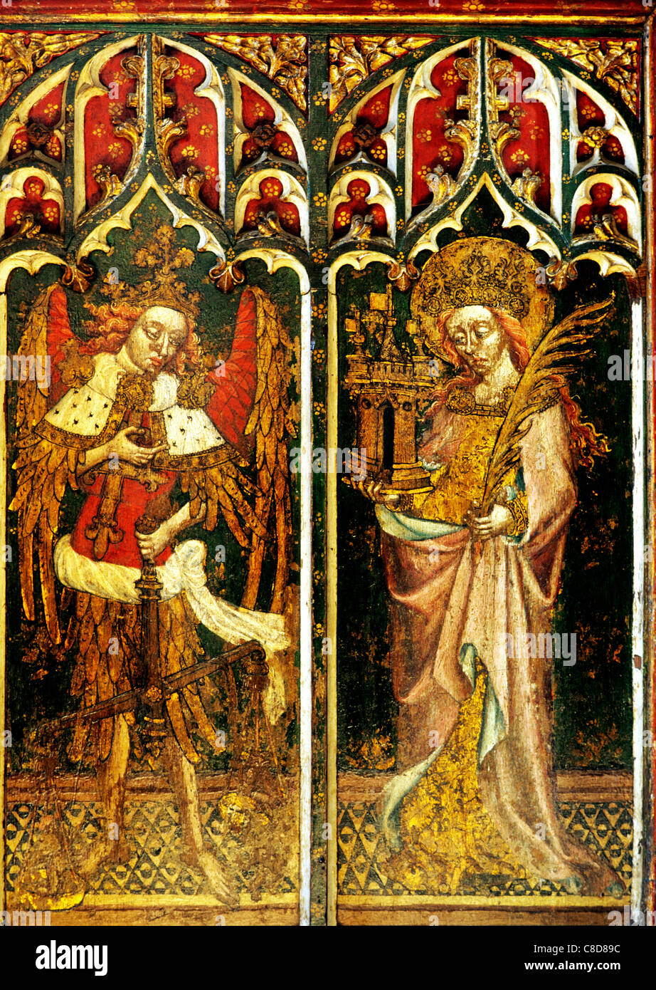 Filby, Norfolk, Lettner. St. Michael der Erzengel und St. Barbara weiblichen männliche Heilige der Heiligen englischen mittelalterlichen Bildschirme Stockfoto