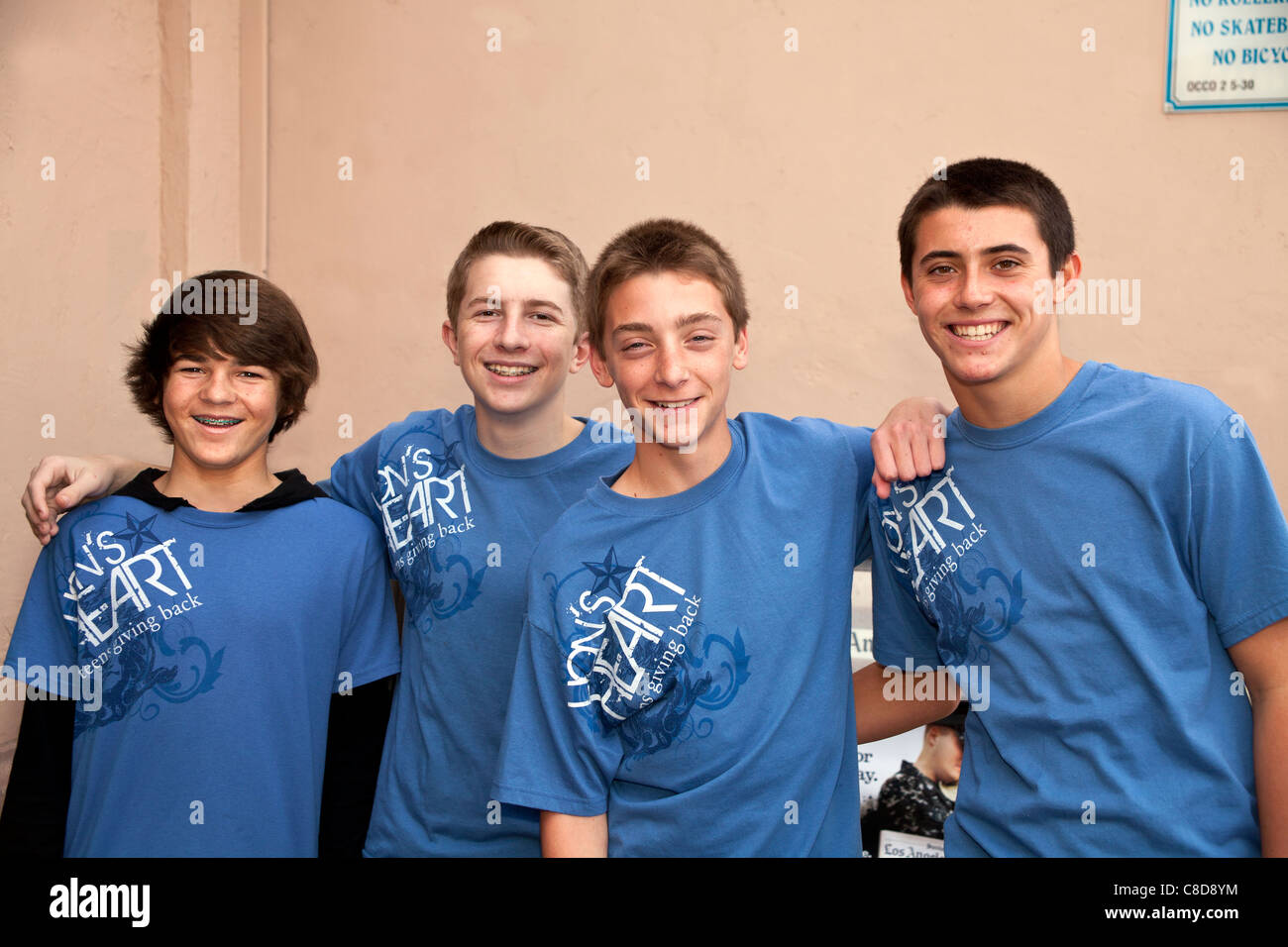 Junge mensch leute Vier jugendlich Jungen im Lion's Herz Boys Club heraus hängen Lächeln für die Kamera. Nur im Editorial. 12-14 Jährige jährigen © Myrleen Stockfoto