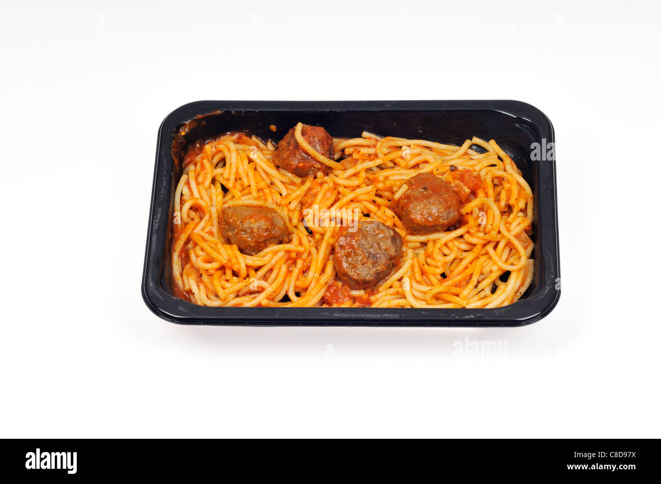 Tablett mit Mikrowelle gekochten Spaghetti und Fleischbällchen Fertiggericht auf weißem Hintergrund, Ausschnitt. Stockfoto