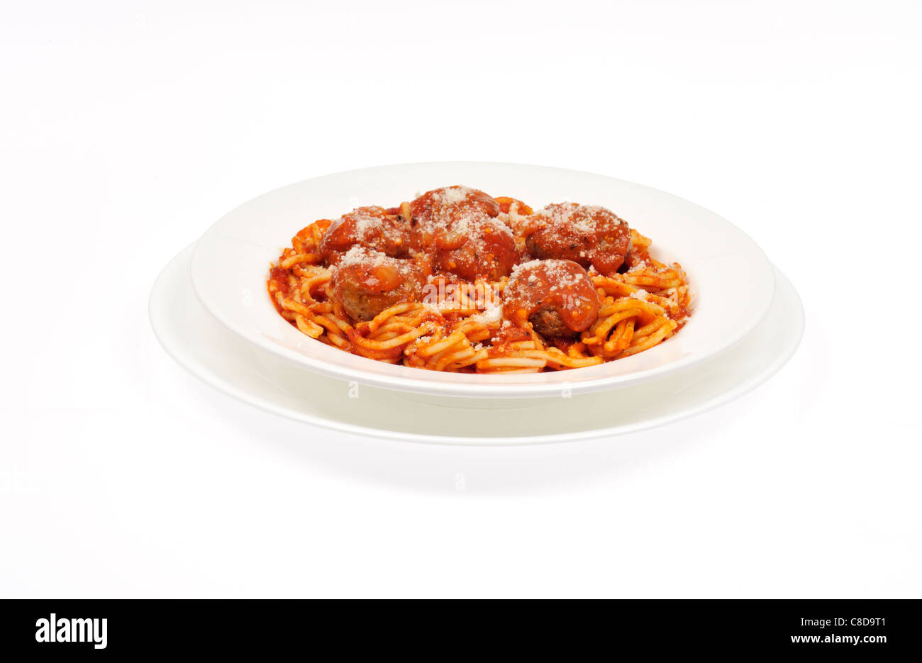 Eine Portion Spaghetti und Fleischbällchen garniert mit Käse in einer Schüssel weiß auf weißem Hintergrund Ausschnitt. Stockfoto