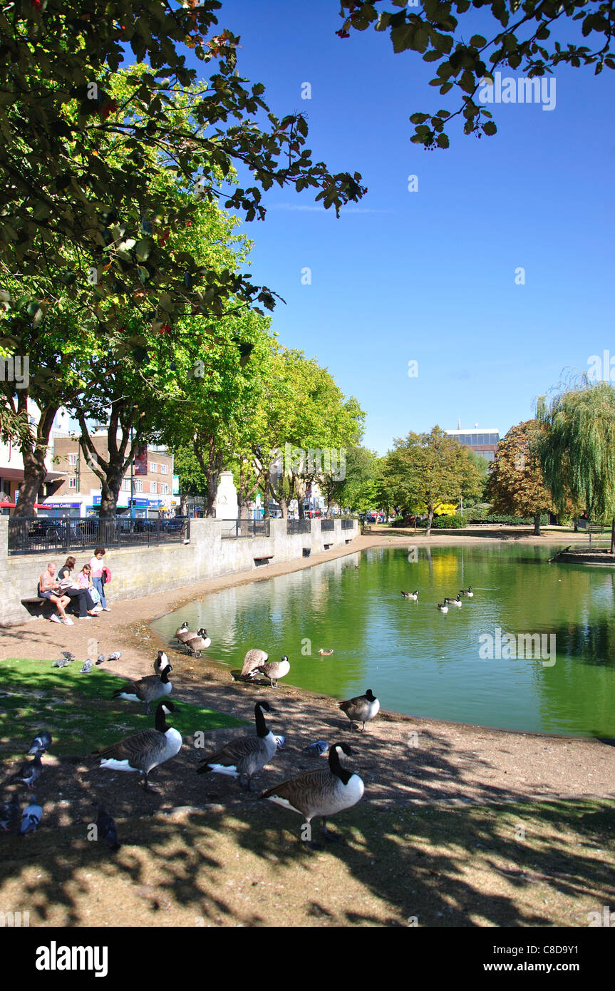 Pond on Feltham Green, High Street, Feltham, London Borough of Hounslow, Greater London, England, Vereinigtes Königreich Stockfoto