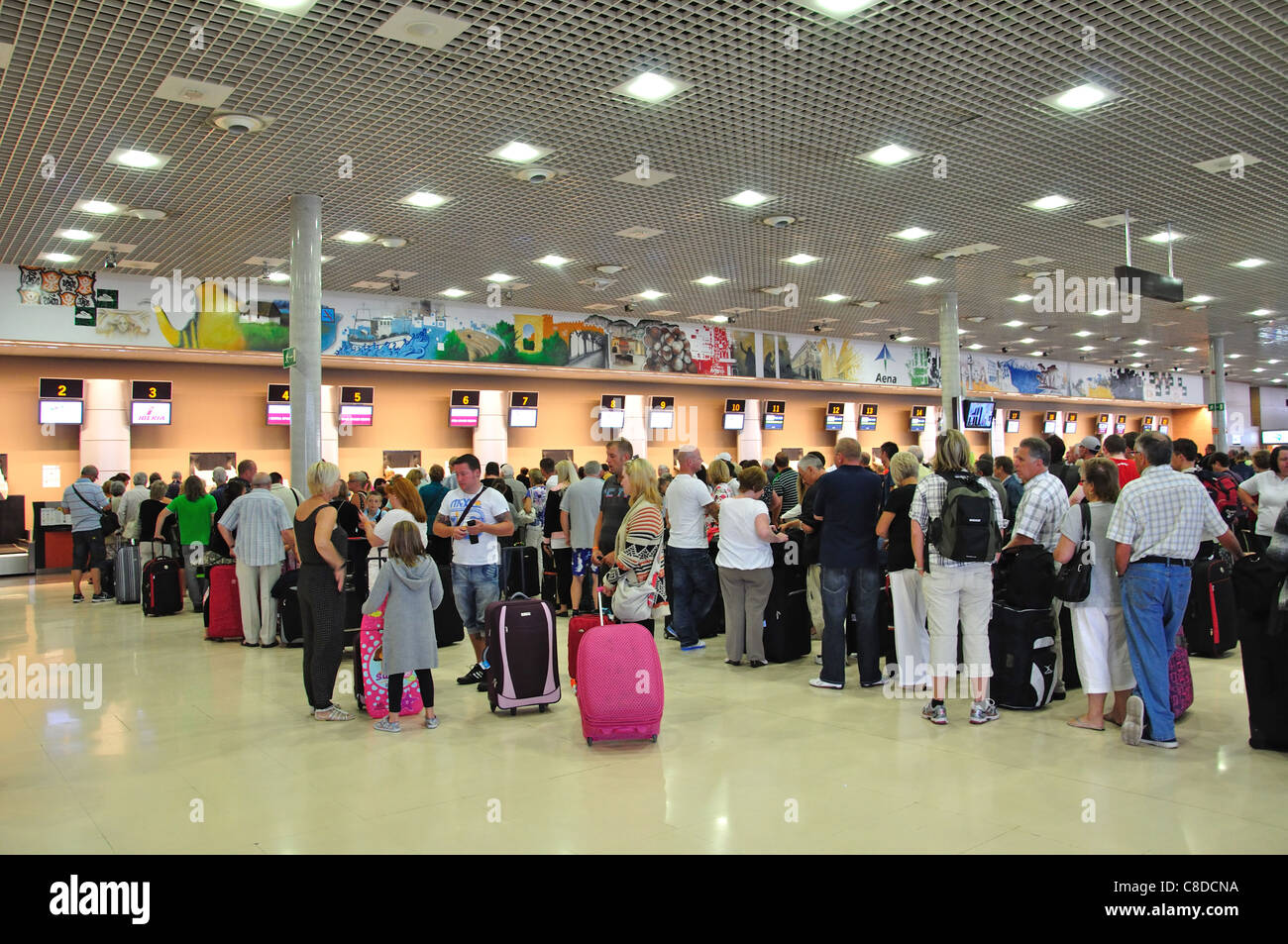 Queueing Passagiere beim Check-in am Flughafen Reus, Reus, Provinz Tarragona, Katalonien, Spanien Stockfoto