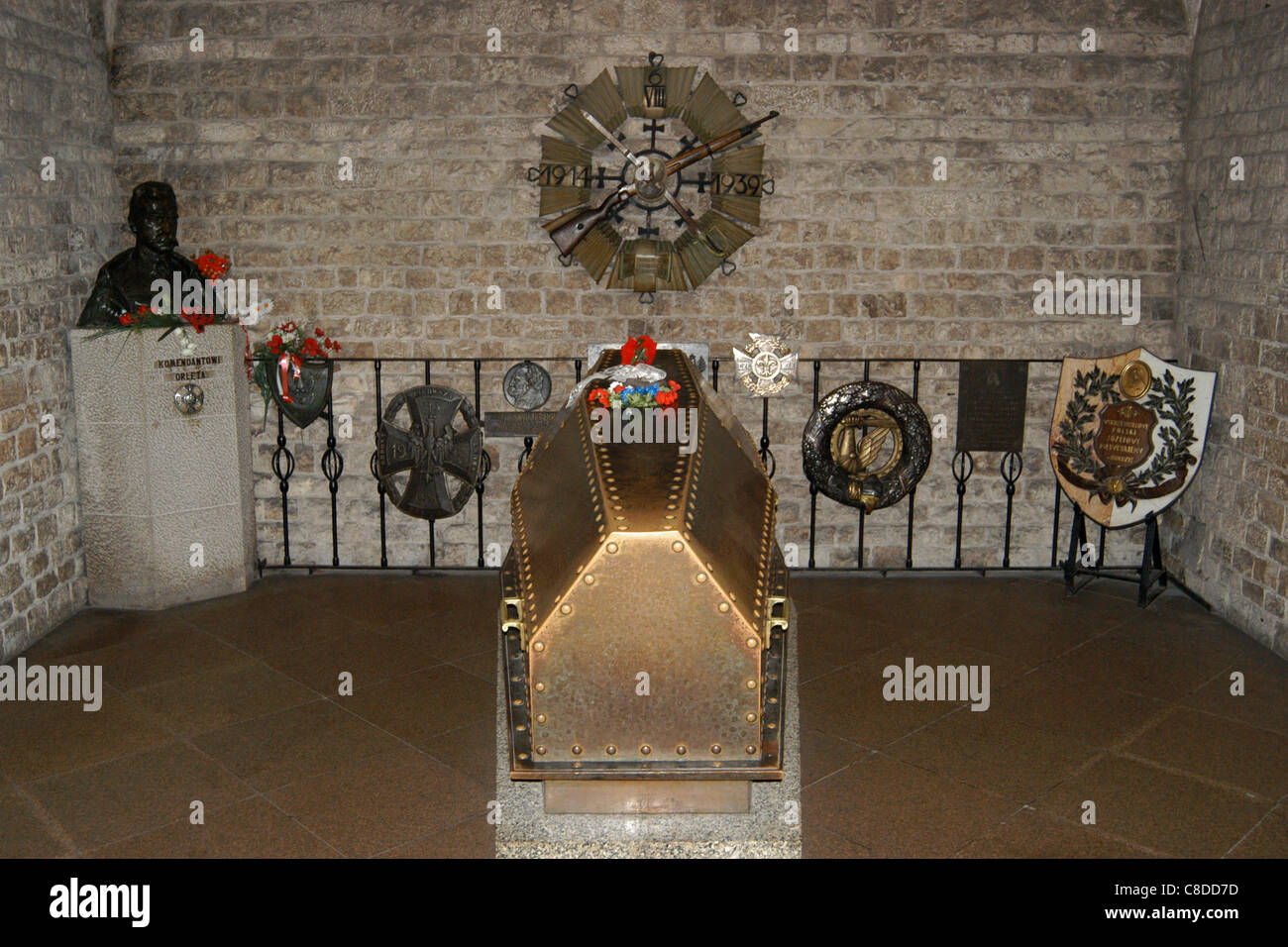 Grab des polnischen Staatsmann Józef Pilsudski in der Krypta der Wawel-Kathedrale in Krakau, Polen. Stockfoto