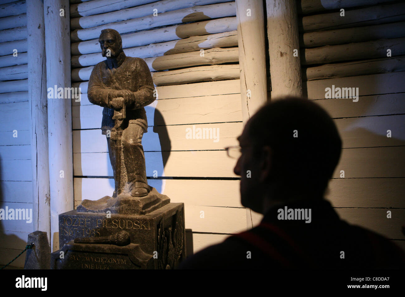 Statue des polnischen Staatsmann Józef Pilsudski geschnitzt in festem Steinsalz in das Salzbergwerk Wieliczka bei Krakau, Polen. Stockfoto
