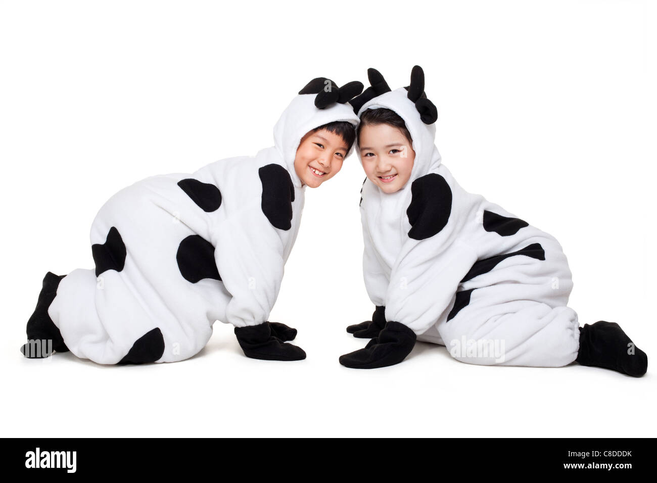 Jungen und Mädchen in Kuh Kostüme gekleidet Stockfoto