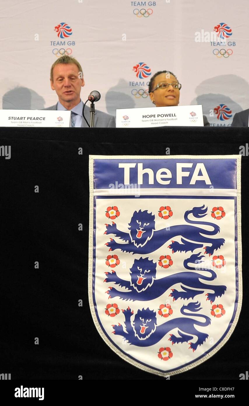 WEMBLEY STADIUM, LONDON, UK, Donnerstag 20/10/2011.Manger der britischen Fußball-Herren 2012 Olympic team Stuart Pearce (links) und Krippe der Damen 2012 Olympischen britischen Fußball-Nationalmannschaft Hope Powell mit dem englischen FA-Logo vor ihnen.   Pressekonferenz Announci der englischen Football Association (FA) Stockfoto