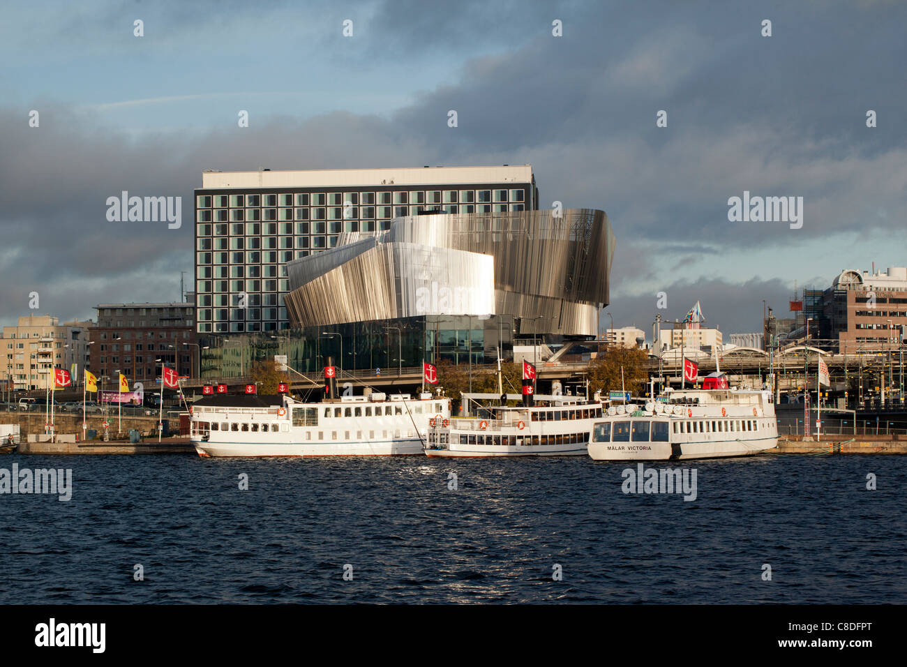 Stockholm Water Front, Kongresshalle, Büros und Hotels von Riddarfjärden gesehen. Stockfoto