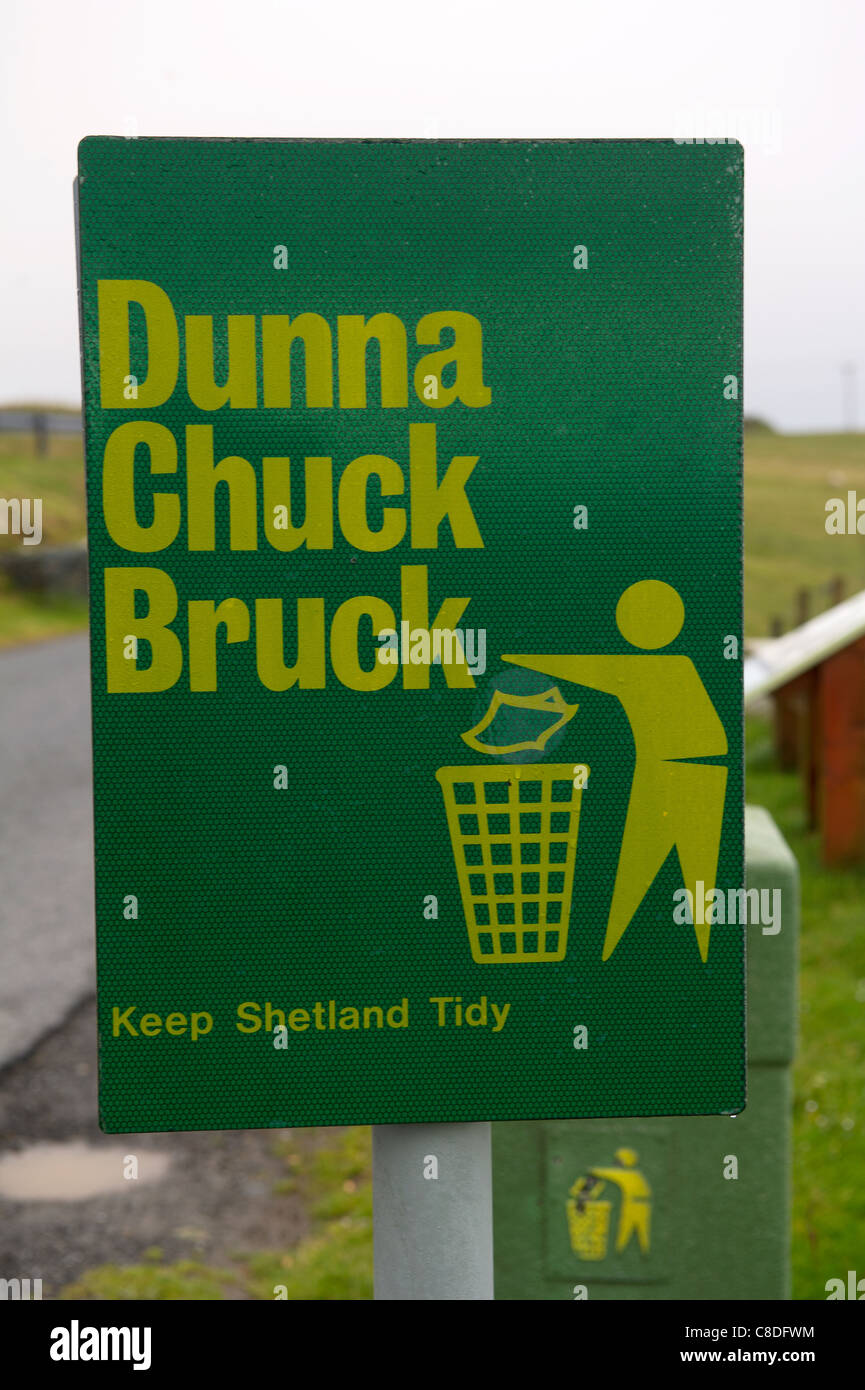 Ein Wegweiser auf den Shetland-Inseln in Schottland, die liest "Dunna Chuck Bruck" die lokalen Slang für Don't werfen Wurf ist. Stockfoto