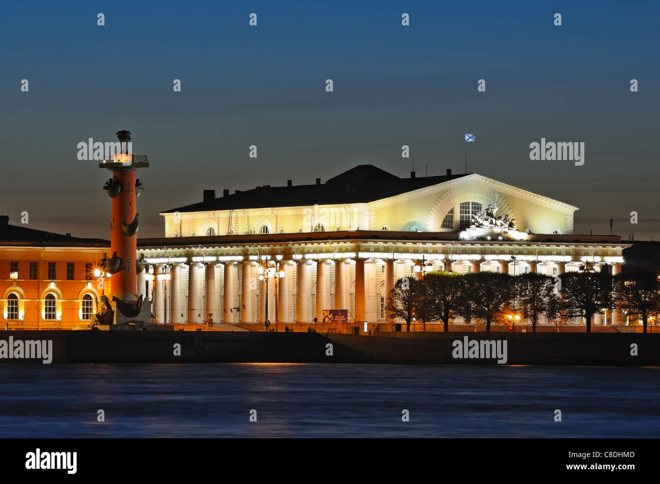 Die alte Sankt Petersburg Börse (auch Bourse) und Rostral Spalte, befindet sich in Sankt Petersburg in der Russischen Föderation Stockfoto