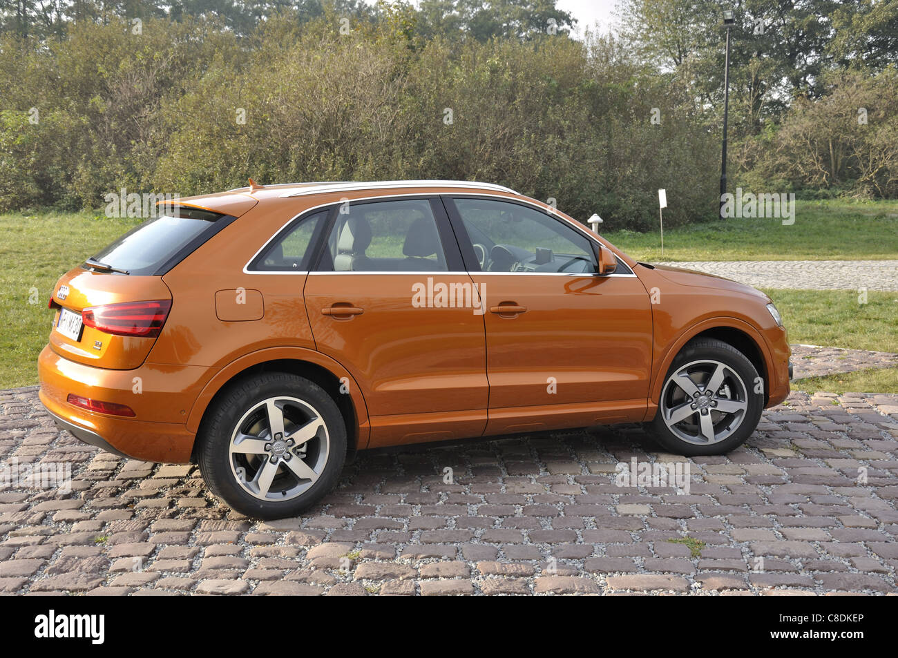 Audi Q3 - meine 2011 - deutsche Premium Kompakt-SUV (Segment H) - im park Stockfoto