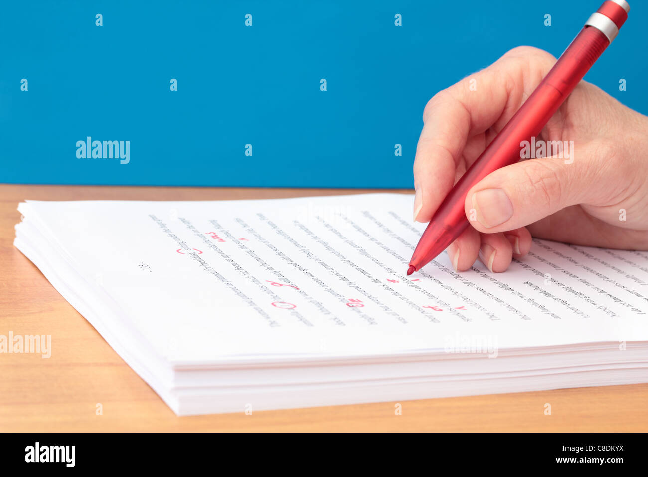 Hand mit Stift Lektorat ein Manuskript Stockfoto