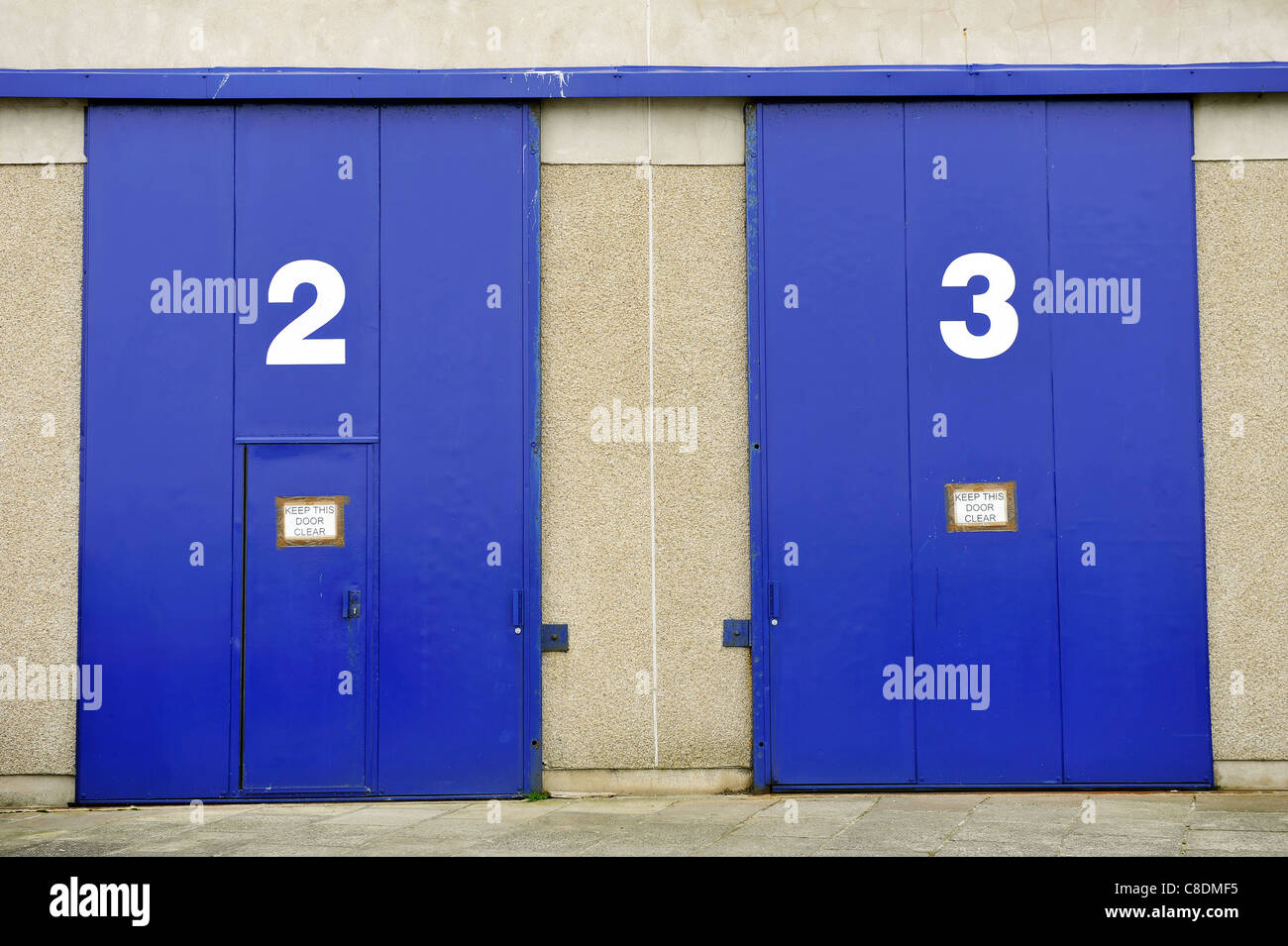 Blau lackiert und nummeriert Lager-Schiebe-Türen in Lerwick, Shetland Islands, Schottland. Stockfoto