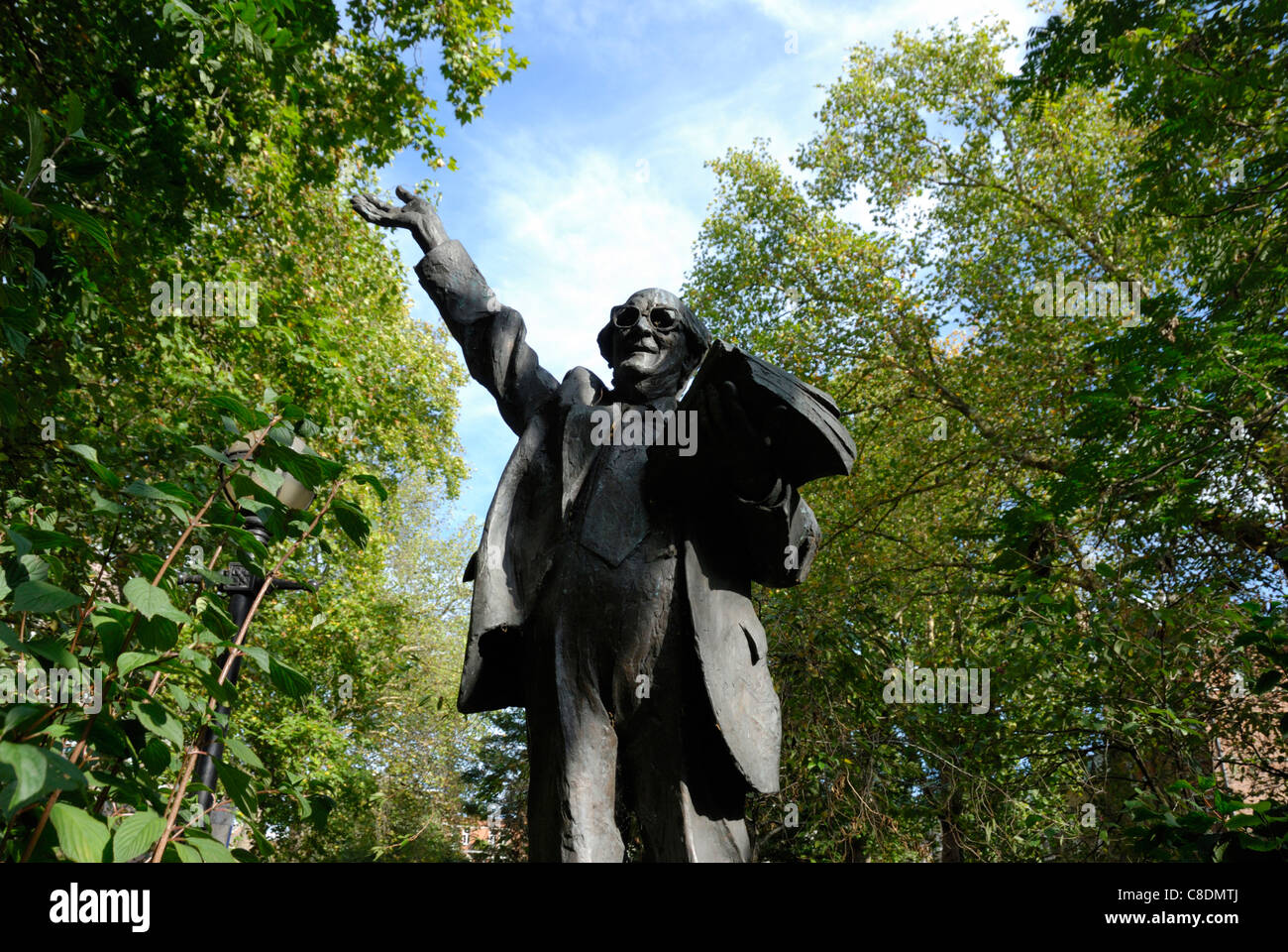 Statue von Fenner Brockway in Red Lion Square, Holborn, London, England. Fenner war ein britischer Anti-Kriegs-Aktivist und Politiker. Stockfoto