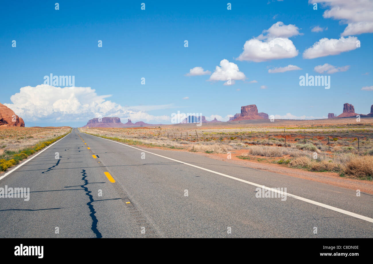 Straße, die nach Monument Valley, Amerika führt Stockfoto