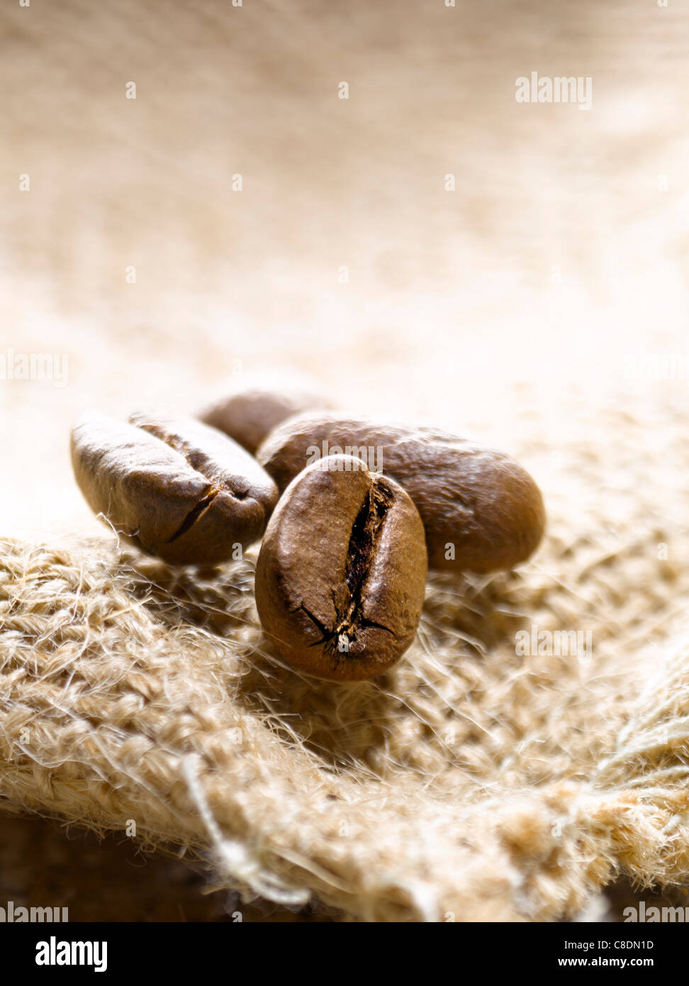 Kaffee Bohnen auf eine hessische Tasche Stockfoto