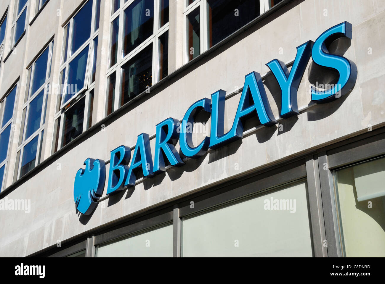 Barclays unterzeichnen Logo auf der Außenseite einer Bank, Holborn, London, England Stockfoto