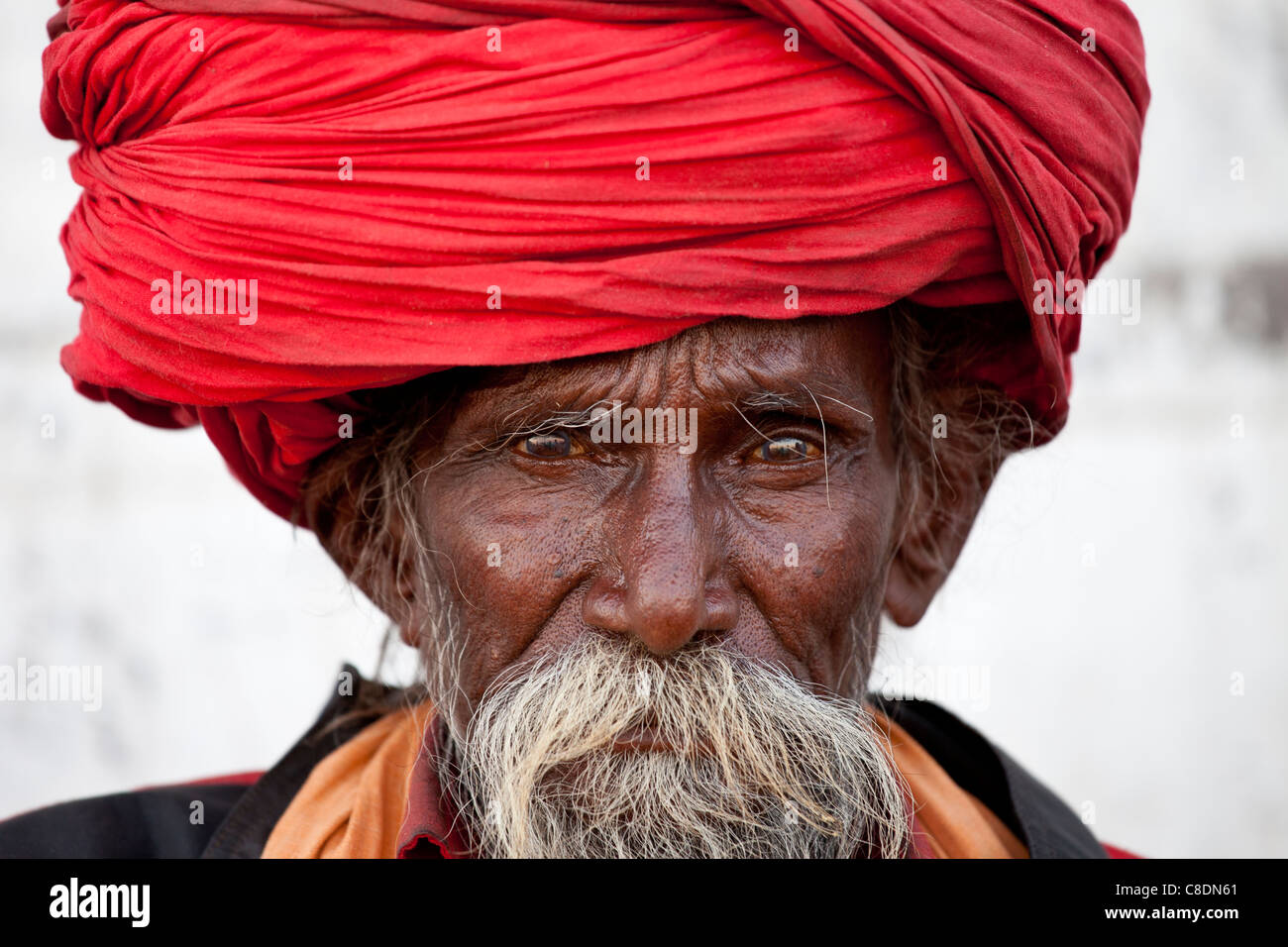 Hindu Mann Pilger mit langen Haaren in Turban am Dashashwamedh Ghat in der Heiligen Stadt Varanasi, Benares, Indien Stockfoto
