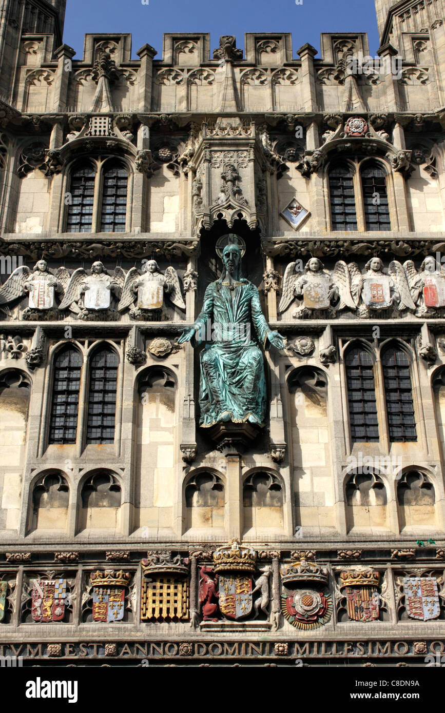 Detail auf Christus Kirche Tor zur Kathedrale von Canterbury mit Statue von Jesus Christus Stockfoto
