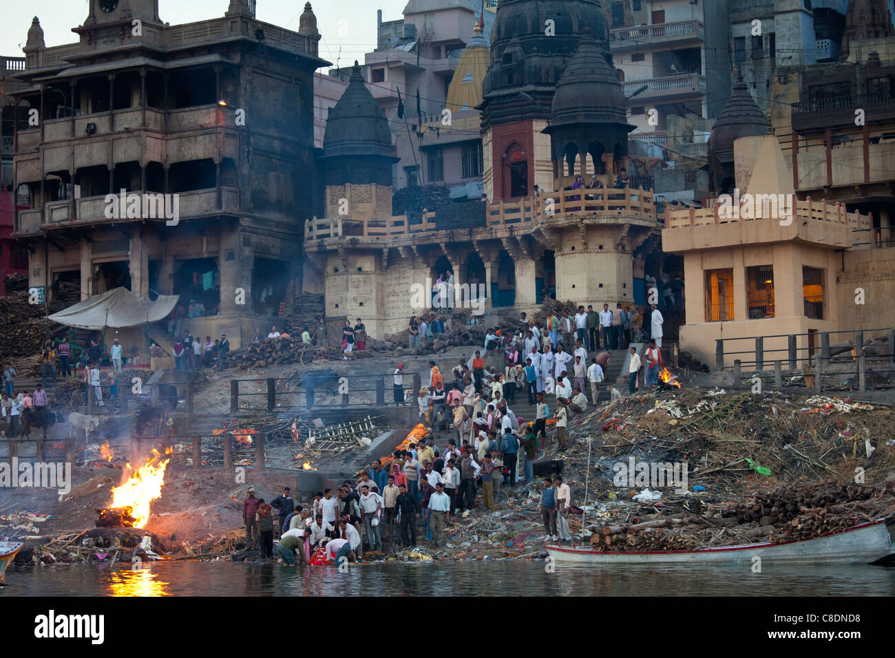 Körper im Fluss Ganges gebadet auf Hindu Einäscherung auf Scheiterhaufen am Manikarnika Ghat in der Heiligen Stadt Varanasi, Benares, Indien Stockfoto