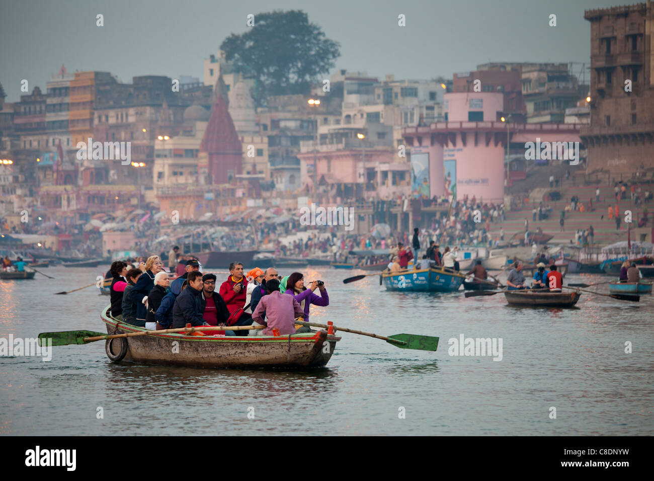 Traditionelle Szenen von Touristen in Booten am Fluss Ganges in Varanasi, Benares, Nordindien Stockfoto Traditionelle Szenen von Touristen in Booten am Fluss Ganges in Varanasi, Benares, Nordindien Stockfoto