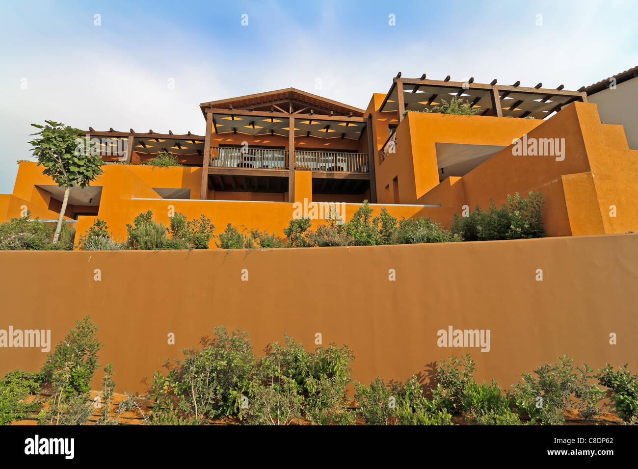 Schöne moderne Villa in Griechenland gegen bewölktem Himmel Stockfoto