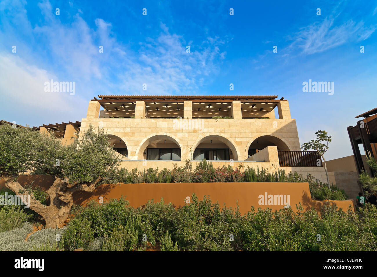 Schöne moderne Villa in Griechenland gegen bewölktem Himmel Stockfoto