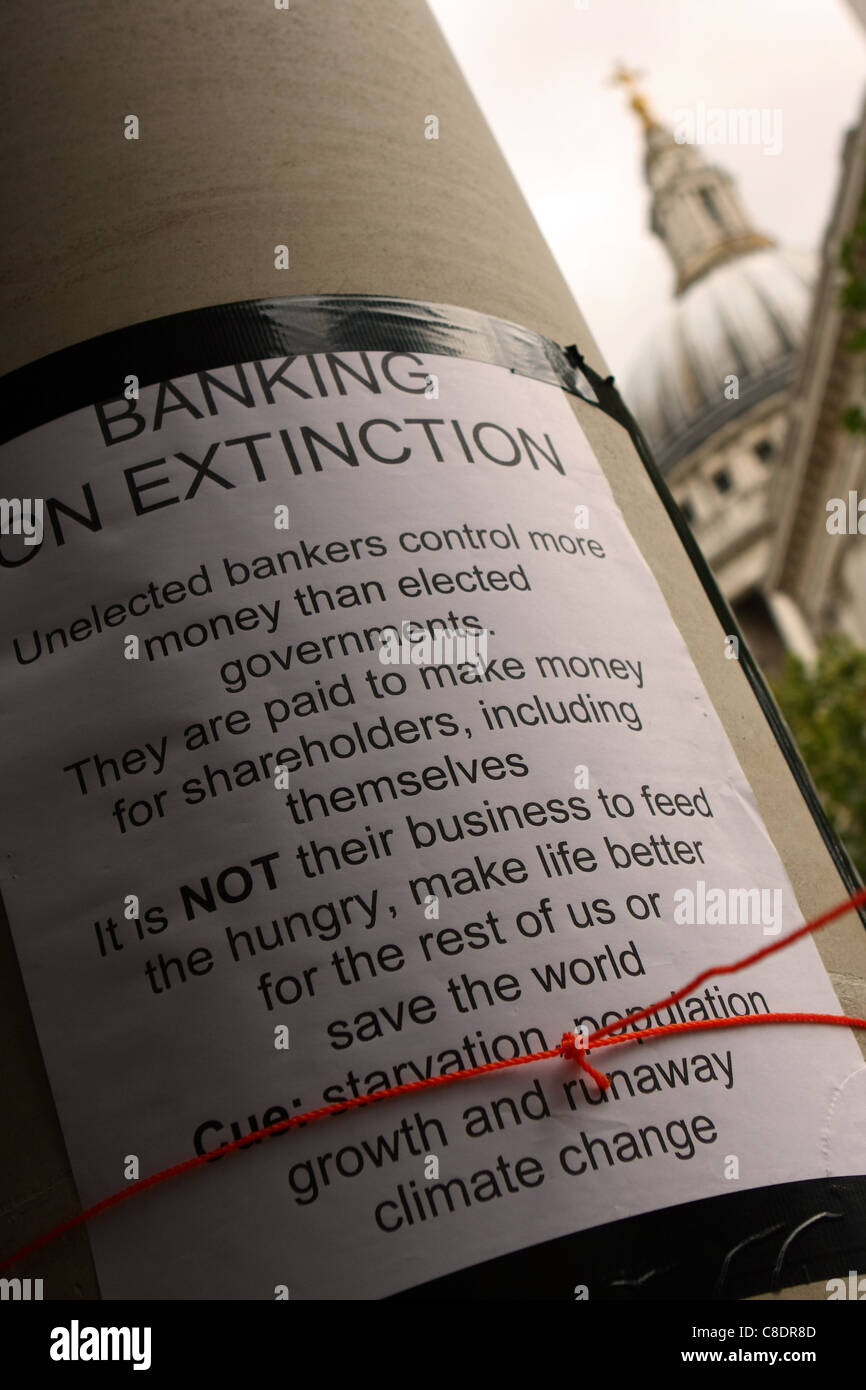 eine anti-kapitalistische Benachrichtigung an einen Pfahl gebunden, während der antikapitalistischen Protest gegen St. Pauls Cathedral in London Stockfoto